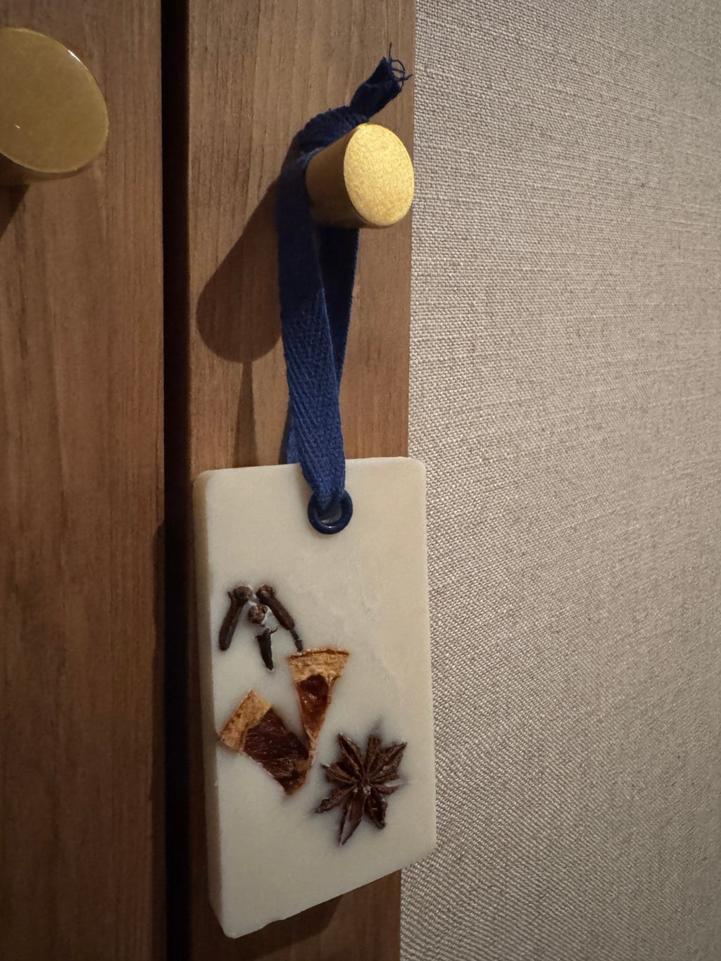 Ambientador sólido Madera Especiada - Vibras Artesanía