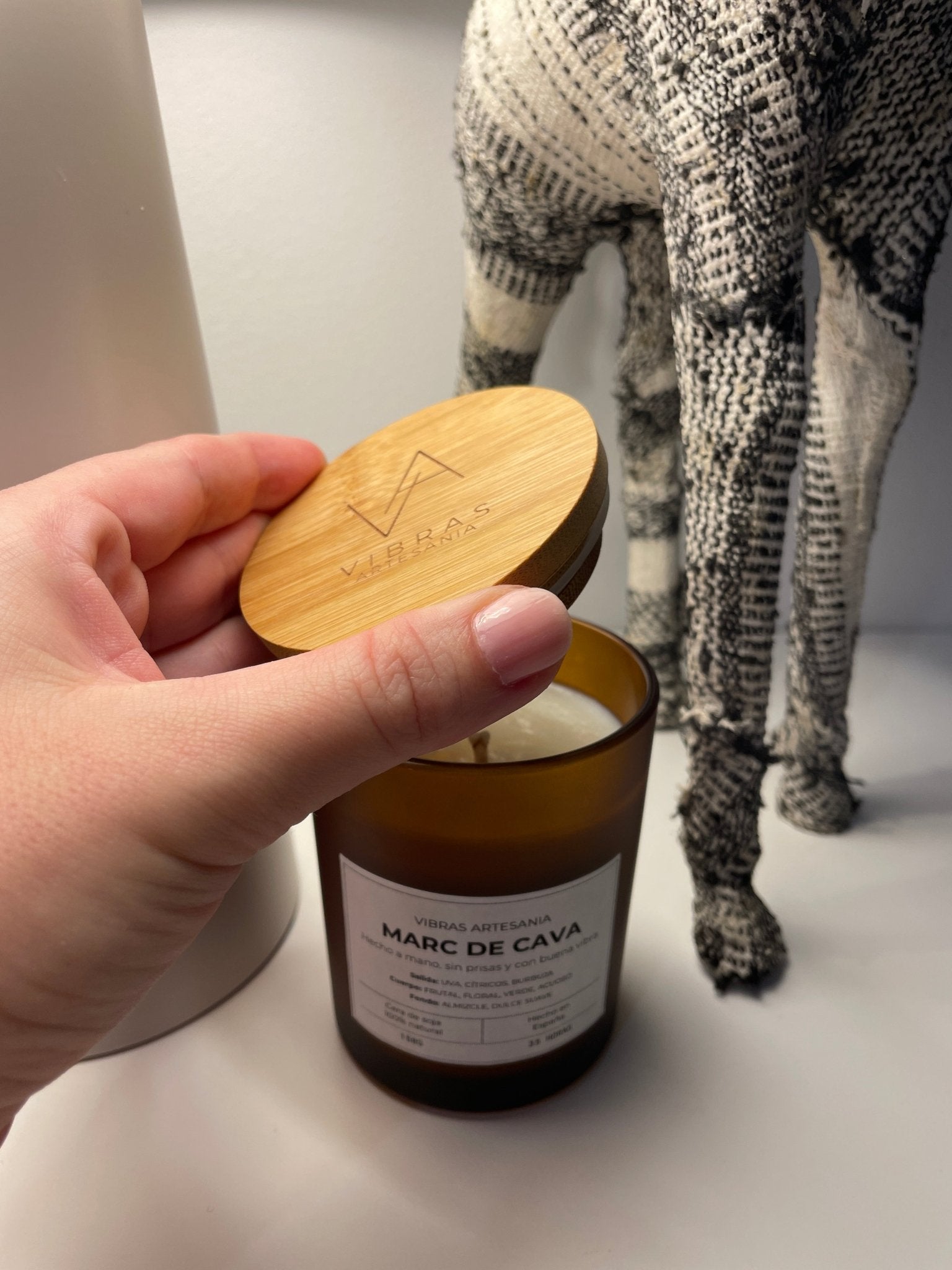 Vela Aromática Marc de Cava 150gr - Vibras Artesanía