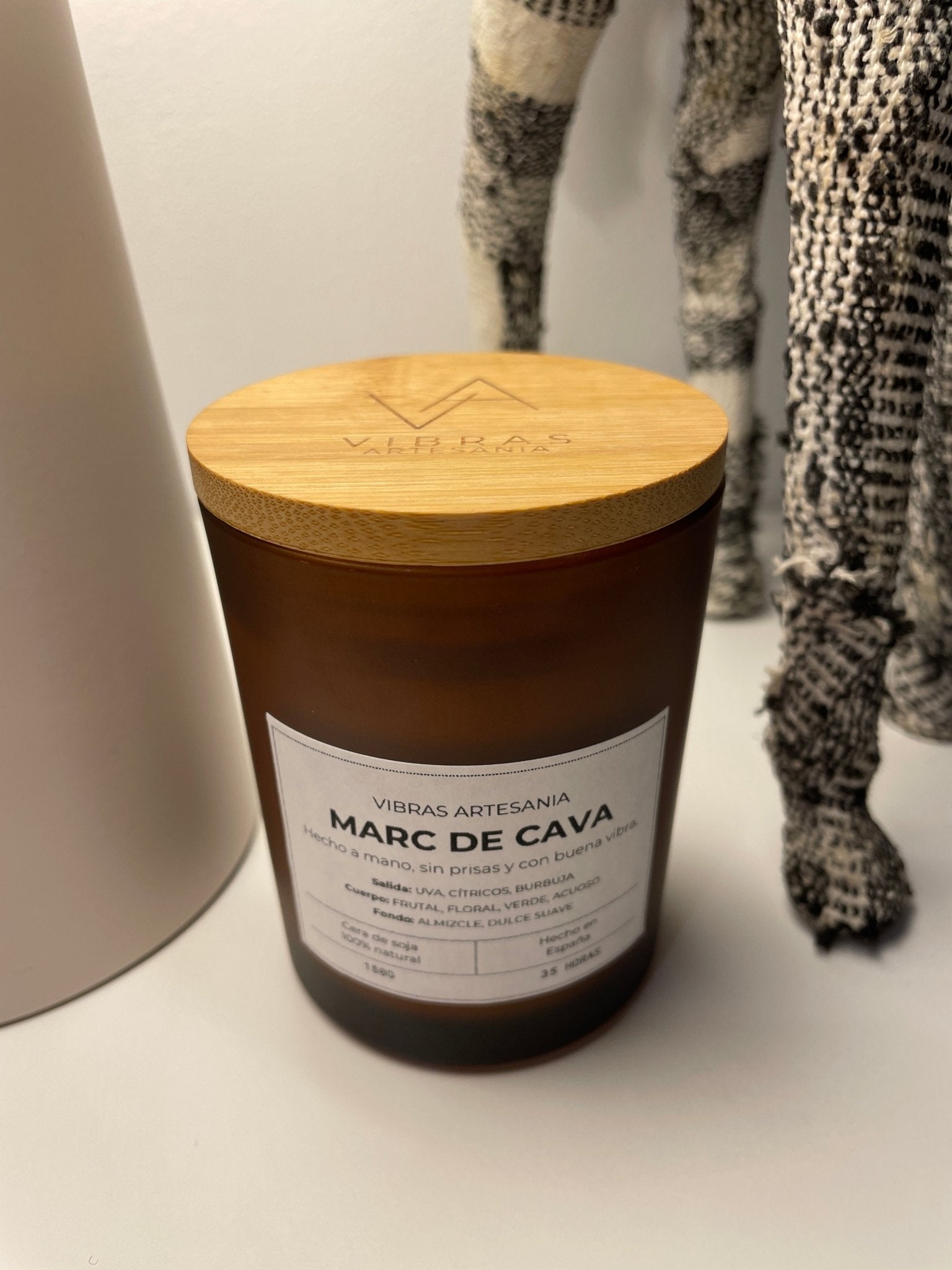 Vela Aromática Marc de Cava 150gr - Vibras Artesanía