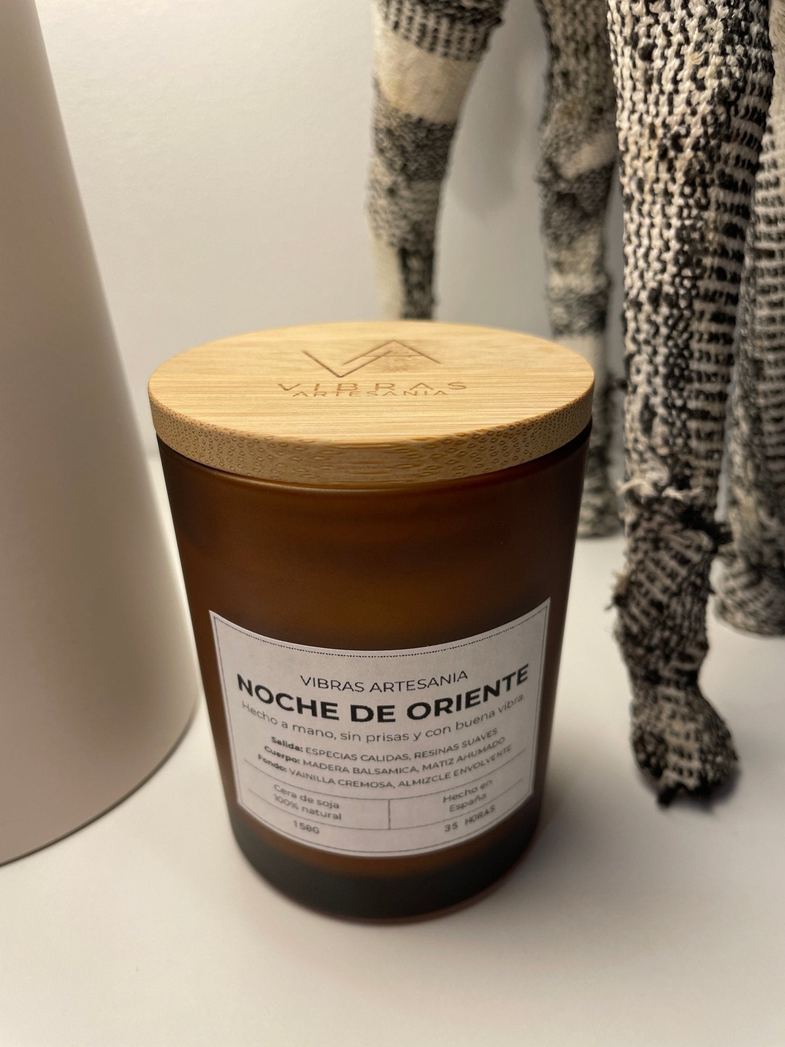 Vela Aromática Noche de Oriente 150gr - Vibras Artesanía